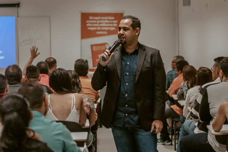 Fabio Nascimento palestrando para empresários