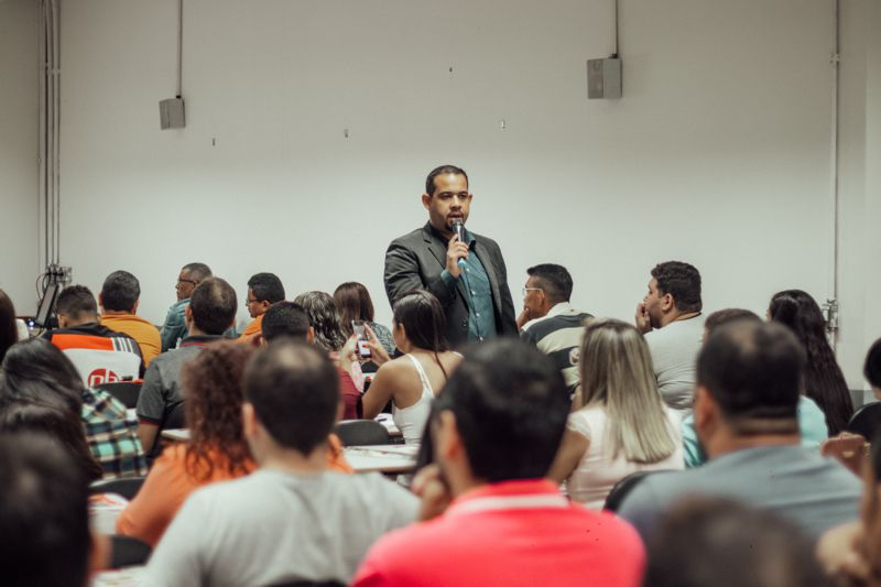 Fabio Nascimento apresentando estratégias comerciais