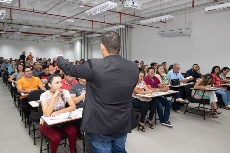 Palestra do Fabio Nascimento em auditório lotado