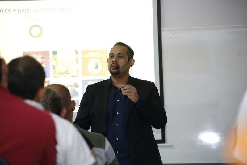Fabio Nascimento explicando funil de vendas e marketing digital