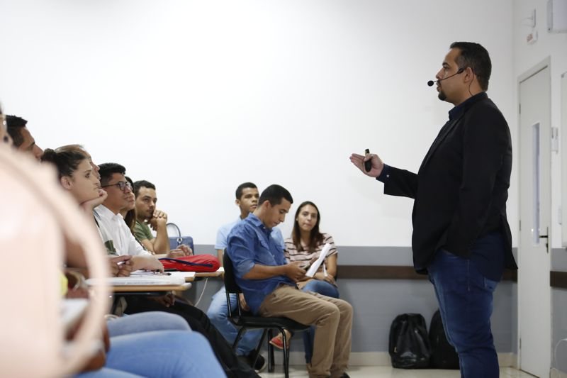 Fabio Nascimento ensinando técnicas comerciais de alta performance