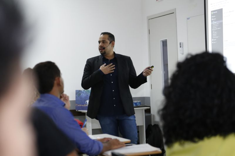 Fabio Nascimento engajando plateia em workshop comercial